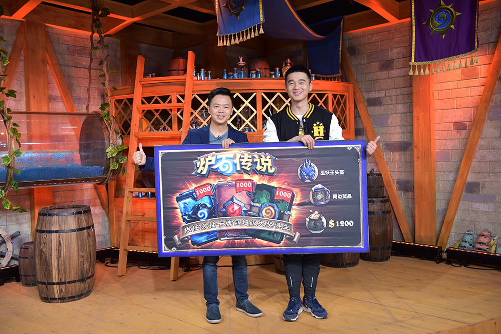 À gauche, Wei Kai (directeur de NetEase Blizzard) et à droite Was (le grand gagnant)